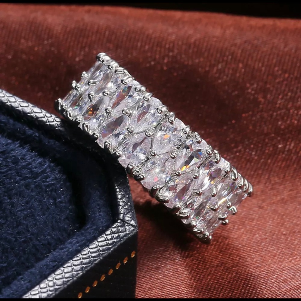🆕 14K WGF WHITE TOPAZ ETERNITY BAND SIZE 7🆕